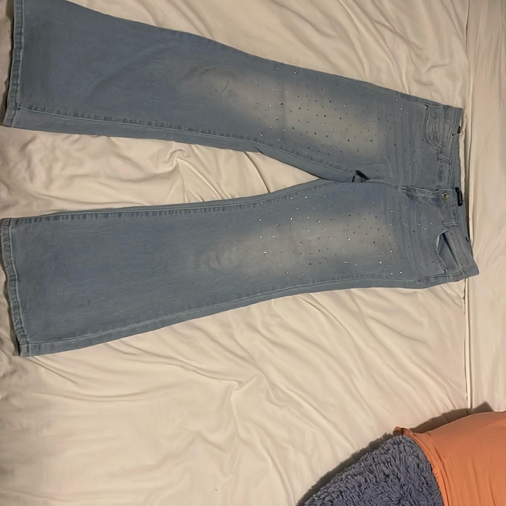 The low rise light blue flared jeans are from a smoke free household,condition 👍